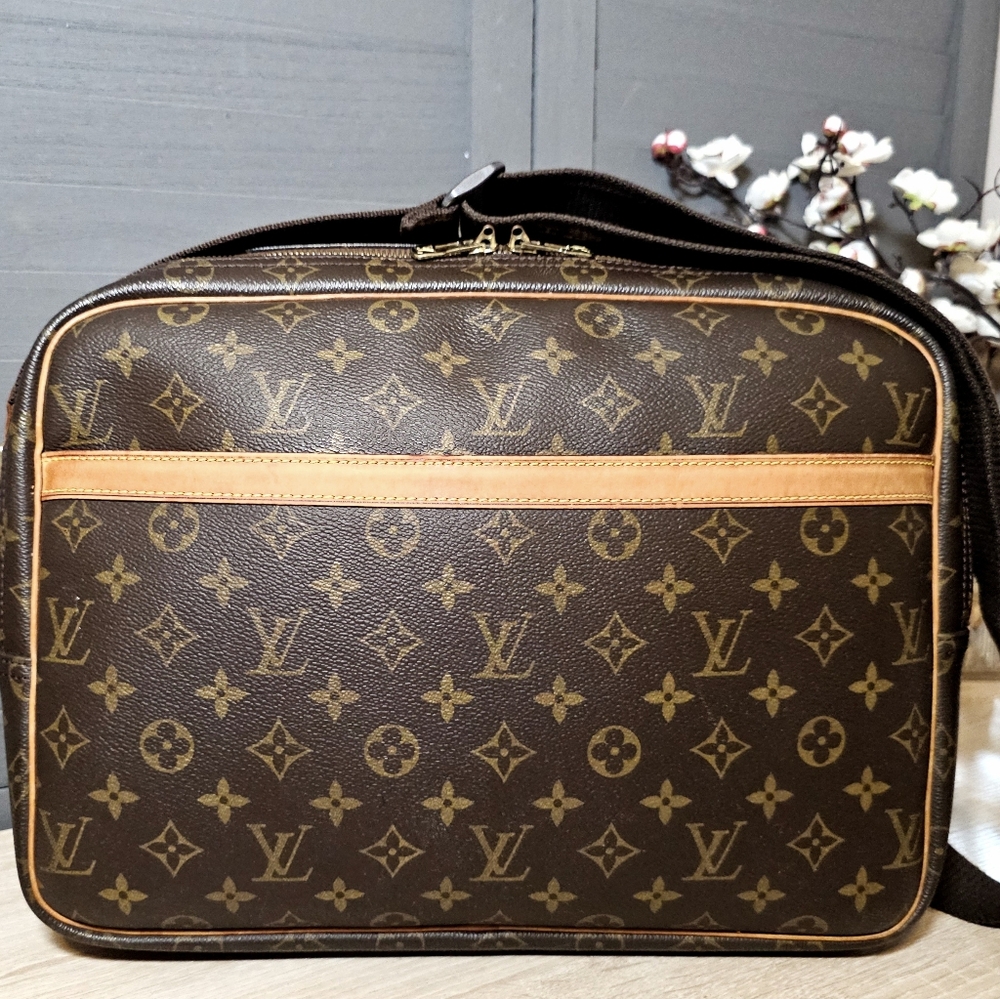 Authentic LOUIS VUITTON Monogram Reporter GM Travel Bag